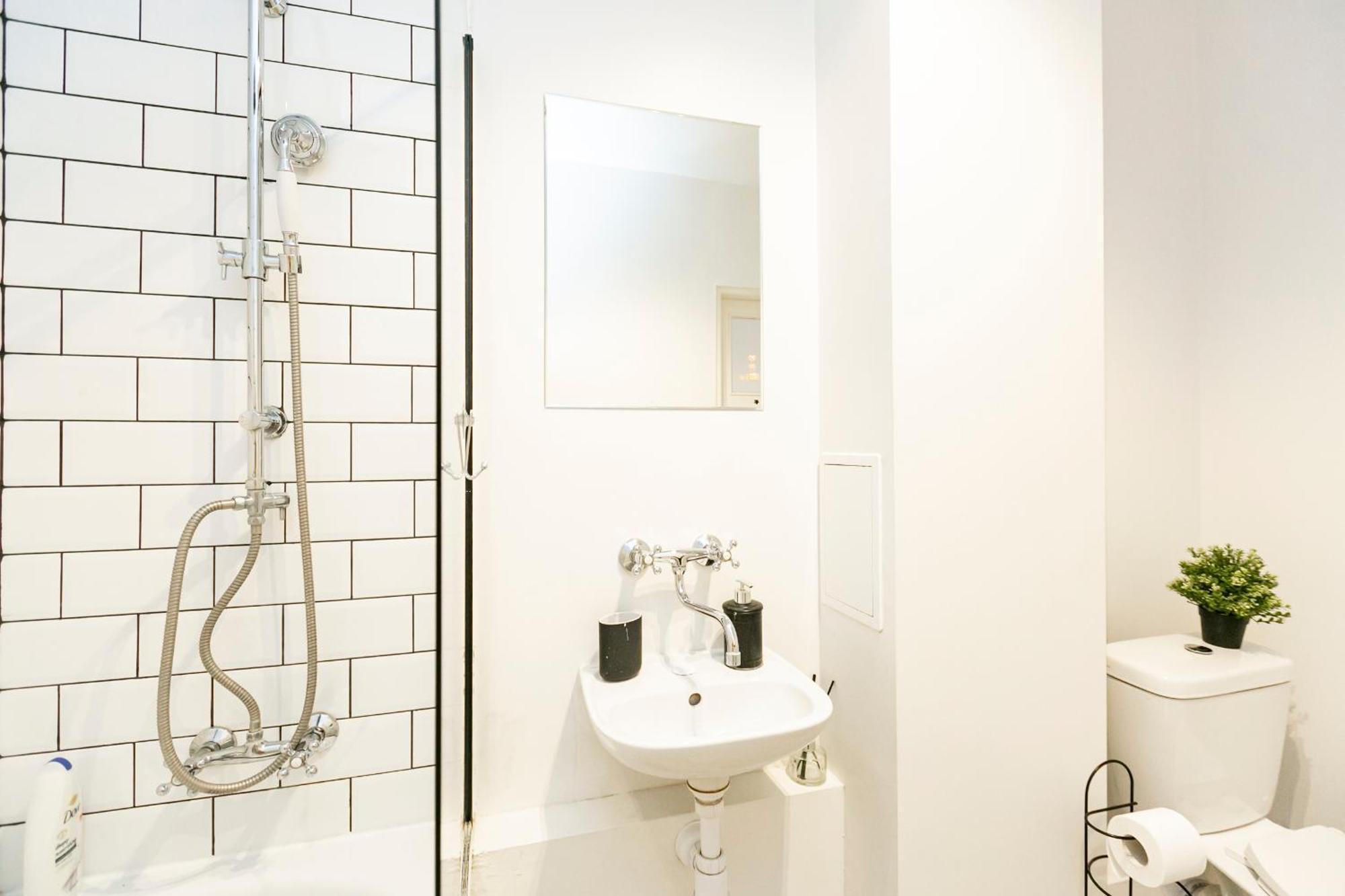 Nowogrodzka 78 - Apartament Dla 4 Osob - 200M Od Szpitala Klinicznego Na Lindleya - 1Km Do Dworca Centralnego - Wifi - Smart Tv 45 Cali Warschau Buitenkant foto